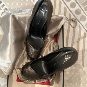 Giuseppe Zanotti Anthracite draped pump. Size 39